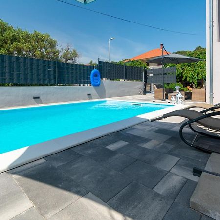 Modern Apartment With Private Pool บาร์บินเย ภายนอก รูปภาพ
