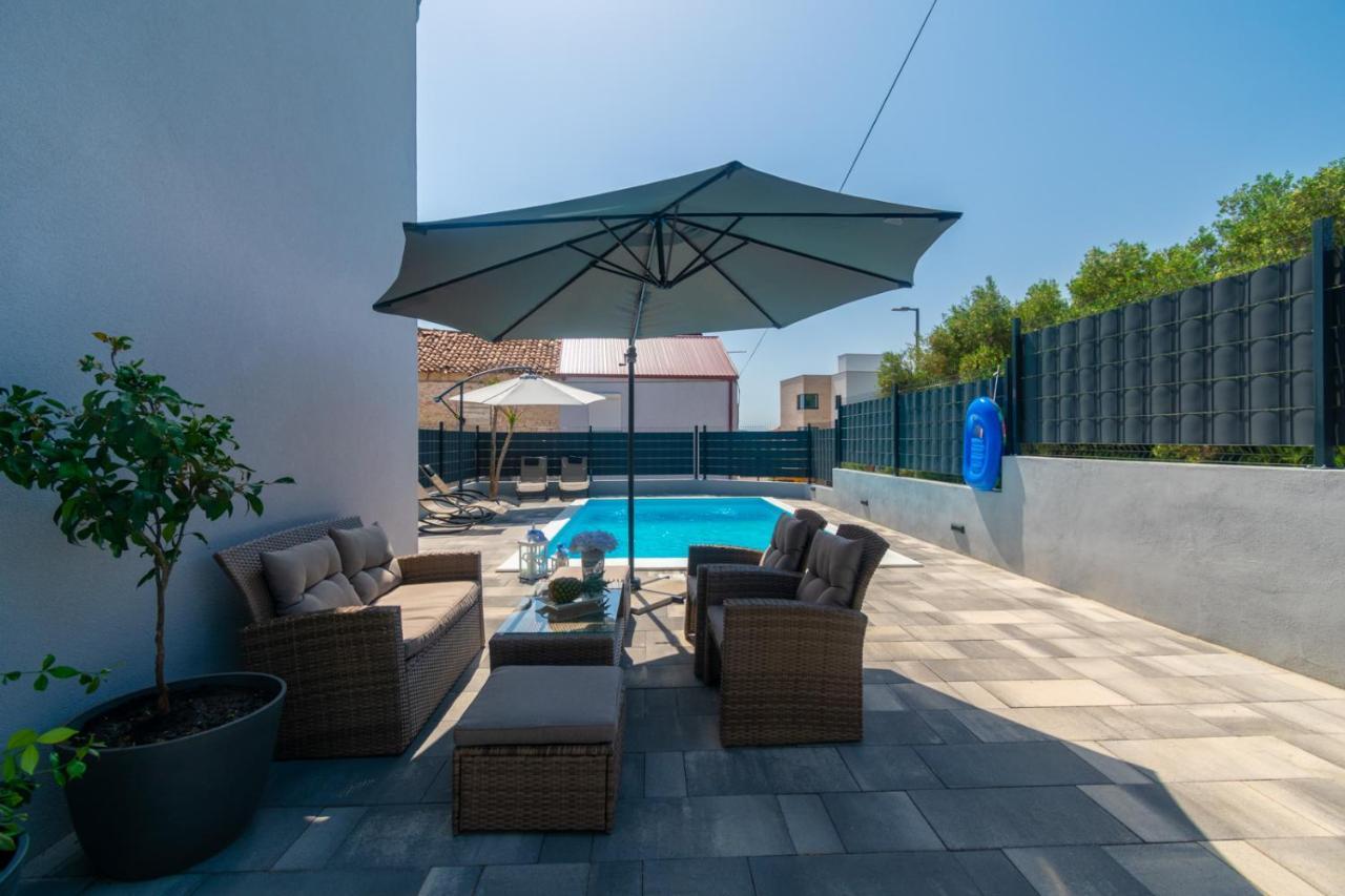 Modern Apartment With Private Pool บาร์บินเย ภายนอก รูปภาพ