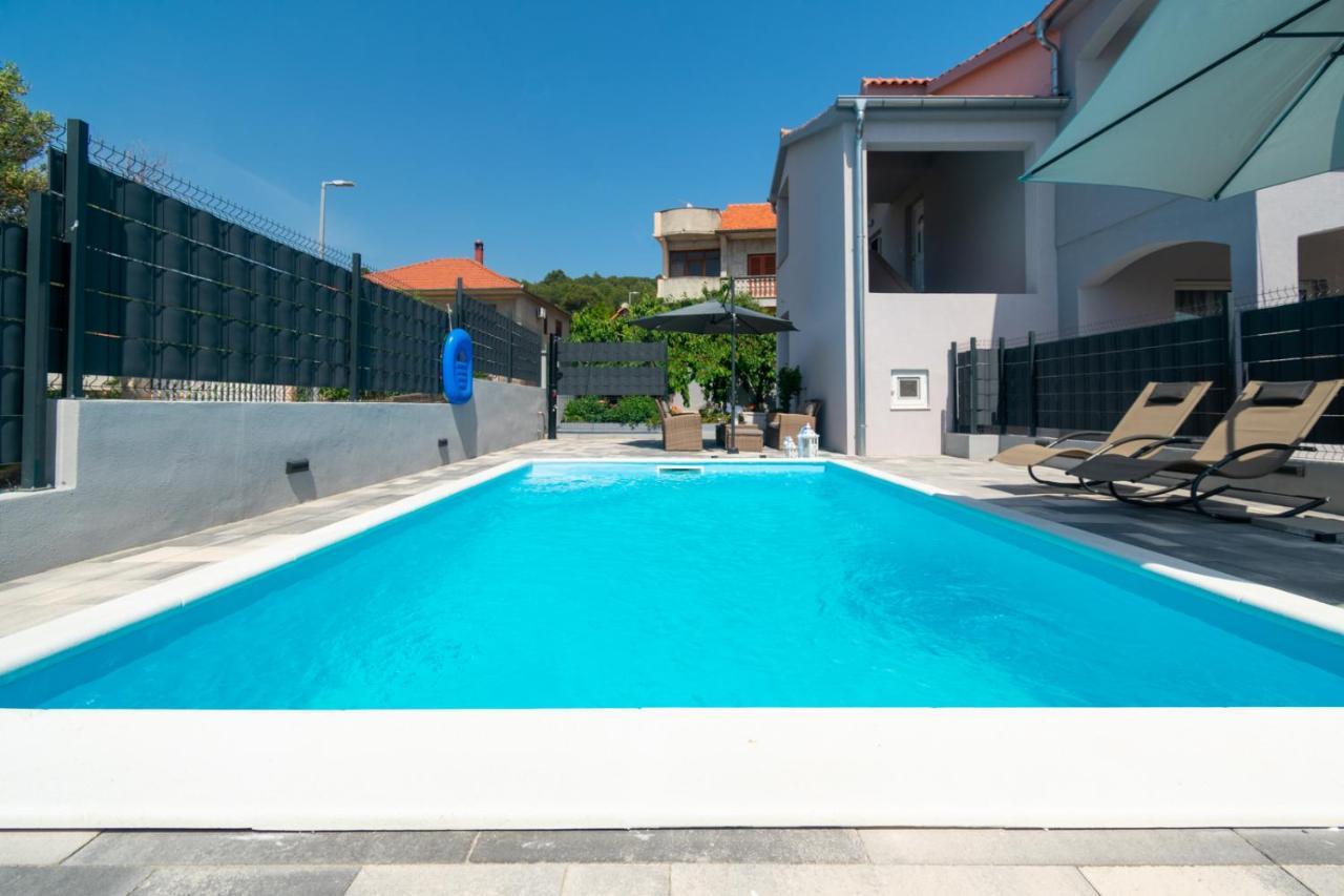 Modern Apartment With Private Pool บาร์บินเย ภายนอก รูปภาพ
