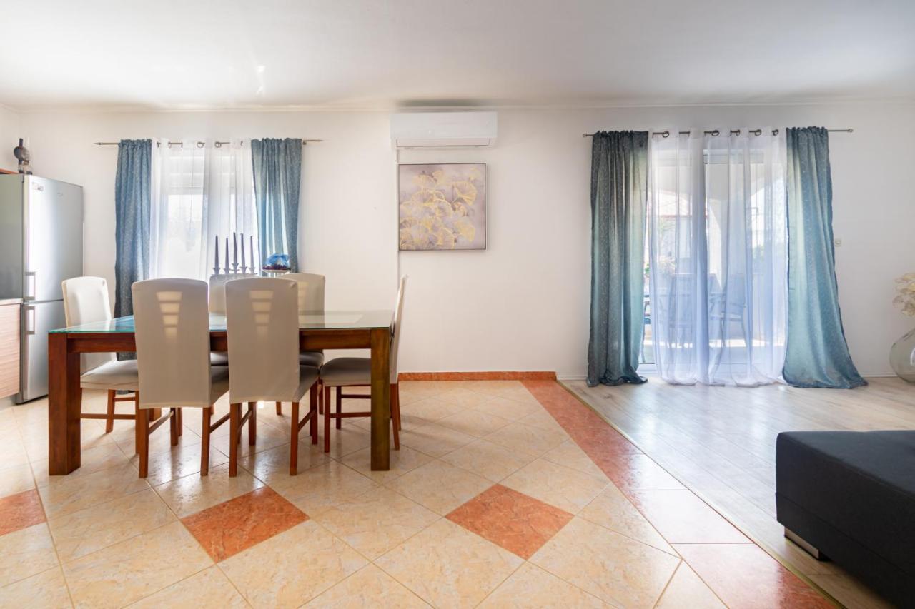 Modern Apartment With Private Pool บาร์บินเย ภายนอก รูปภาพ
