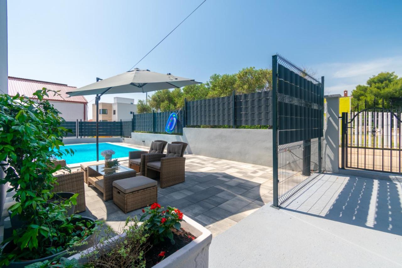 Modern Apartment With Private Pool บาร์บินเย ภายนอก รูปภาพ