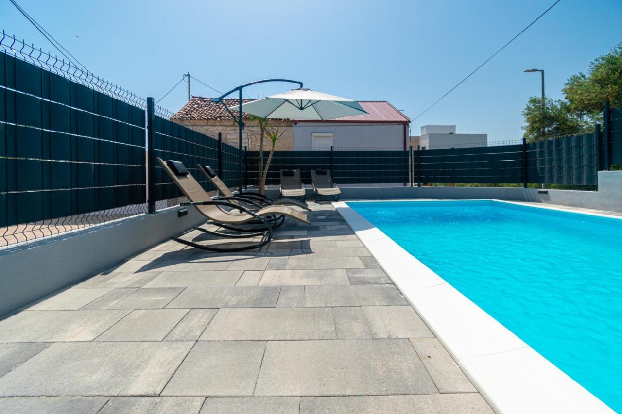 Modern Apartment With Private Pool บาร์บินเย ภายนอก รูปภาพ