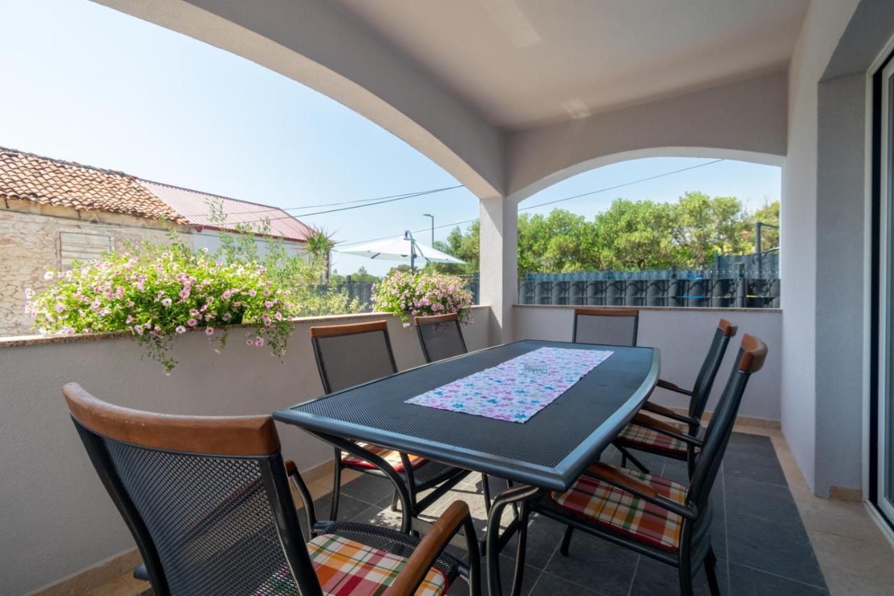 Modern Apartment With Private Pool บาร์บินเย ภายนอก รูปภาพ