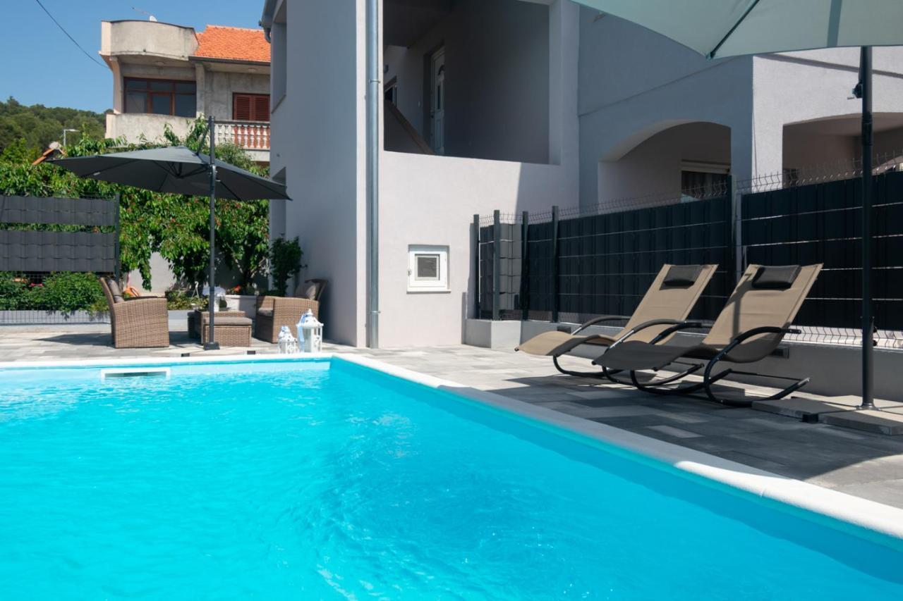 Modern Apartment With Private Pool บาร์บินเย ภายนอก รูปภาพ