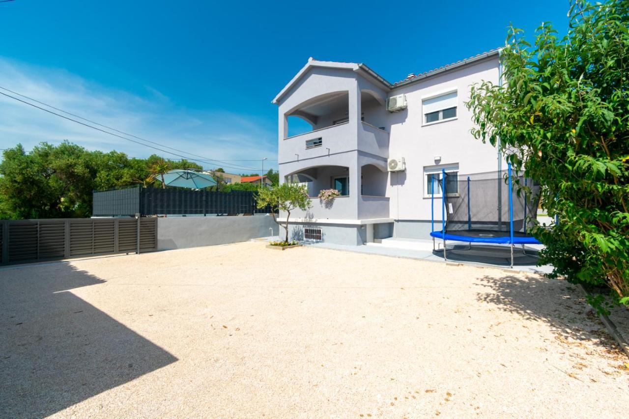 Modern Apartment With Private Pool บาร์บินเย ภายนอก รูปภาพ
