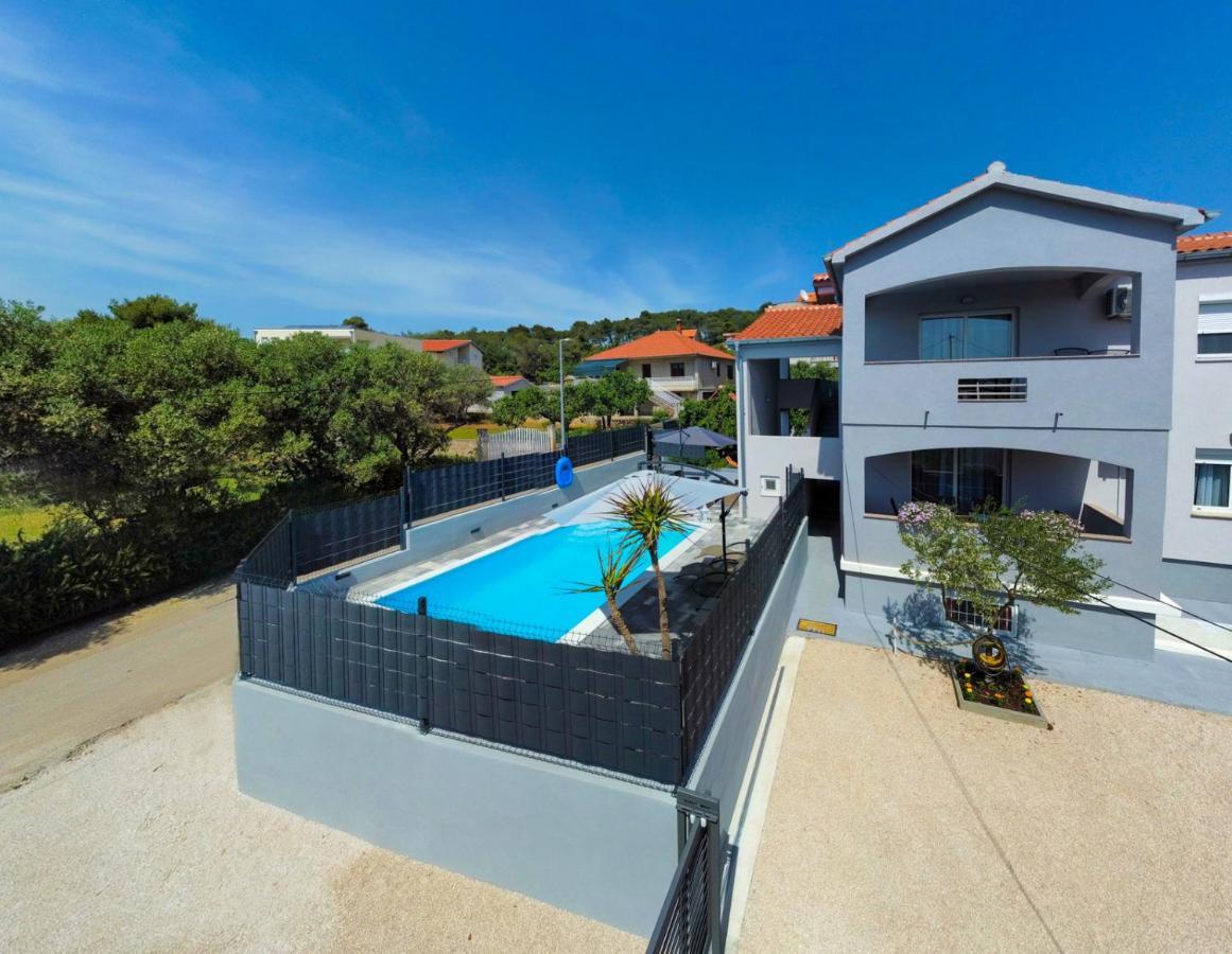 Modern Apartment With Private Pool บาร์บินเย ภายนอก รูปภาพ
